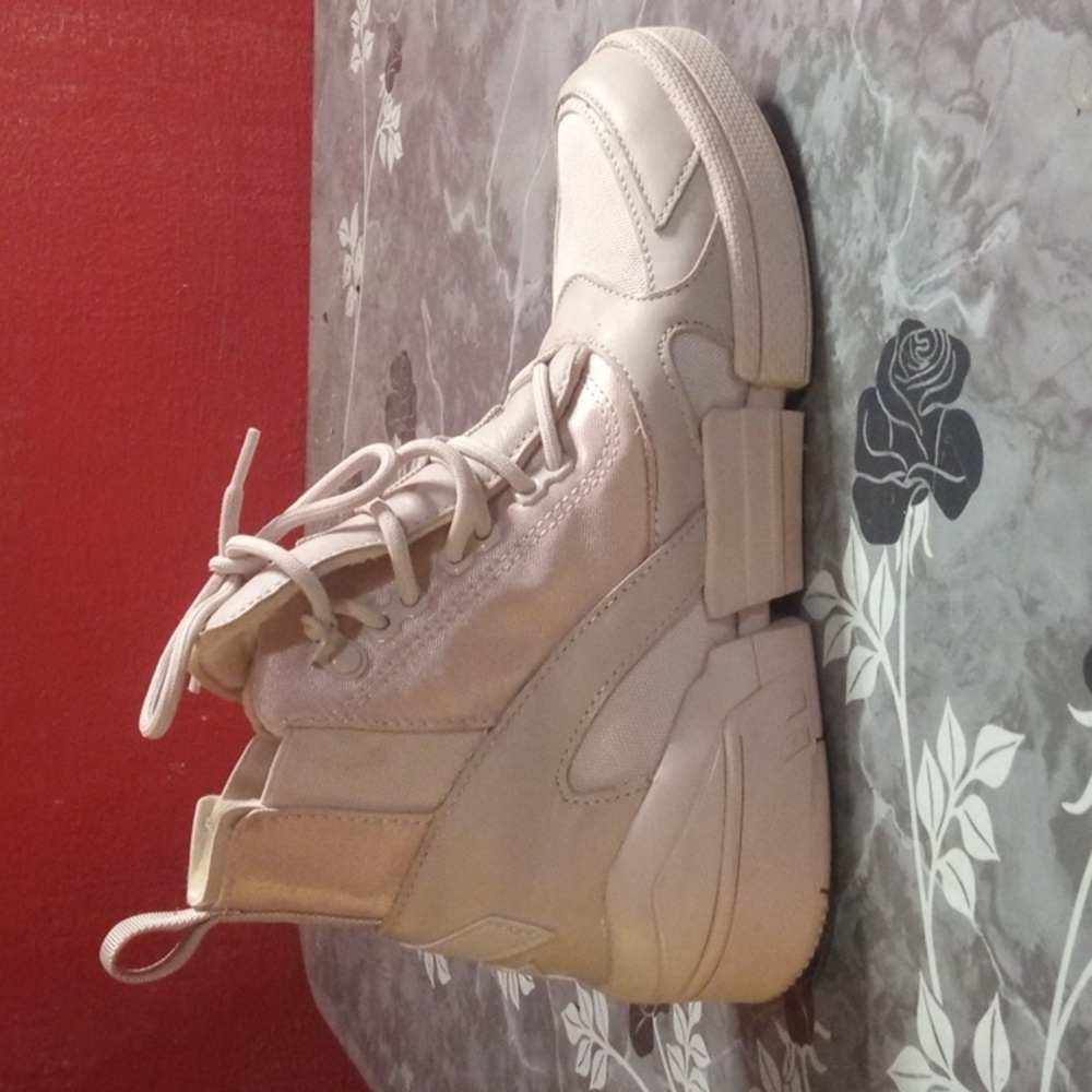 Women's Pink Converse sneakers size 7. - Picture 3 of 5